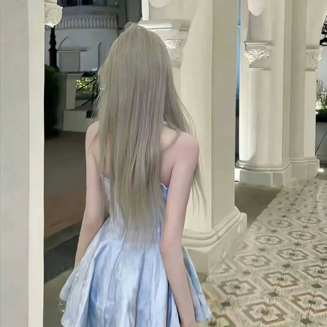 泳池里的男孩